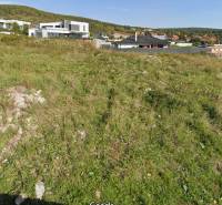 ,,,REZERVOVANÝ,,,PREDAJ SP V LIMBACHU - 1165 m2 - Pozemok na ulici Cintorínska vhodný pre bývanie, obklopený modernou zástavbou a prírodou.