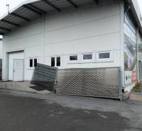 PRENÁJOM: Moderná hala (525 m²) v TOP lokalite Žiliny – Kamenná ul. - Budova obchodných priestorov na Kamennej ulici v Žiline, vhodná pre sklady.