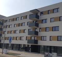 PREDAJ NADŠTANDARDNÉHO 4 IZB.BYTU V NOVOM KOMPLEXE-VINICE-150,18 m2 - Bytový dom na ulici Obchodná, vhodný pre 4-izbový byt, s balkónmi a parkovaním.