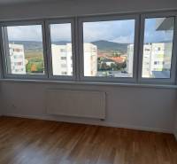 PREDAJ NADŠTANDARDNÉHO 4 IZB.BYTU V NOVOM KOMPLEXE-VINICE-150,18 m2 - Výhľad z 4-izbového bytu na ulici Obchodná, ponúka krásnu scenériu mesta a prírody.