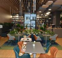 PRENÁJOM NEB.PRIESTORU V POLYFUNKČNOM DOME V CENTRE PEZINKA - Kaviareň na Moyzesovej ulici s obchodnými priestormi a moderným dizajnom interiéru.