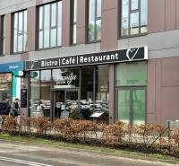 PRENÁJOM NEB.PRIESTORU V POLYFUNKČNOM DOME V CENTRE PEZINKA - Na ulici Moyzesova sú obchodné priestory, vidieť bistro, kaviareň, reštauráciu a banku.