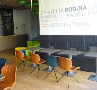 PRENÁJOM NEB.PRIESTORU V POLYFUNKČNOM DOME V CENTRE PEZINKA - Kaviareň na ulici Moyzesova ponúka svetlé obchodné priestory s moderným interiérom.