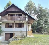 REZERVOVANÉ - Predaj, chata Borský Svätý Jur - EXKLU... - Chata v Borskom Svätom Jure obklopená zeleňou a stromami, s dreveným balkónom.