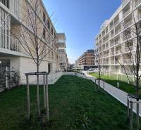 NUERA︱NOVÝ RUŽINOV - kompletne zariadený 2-izbový apartmán so záhradou - Rezidenčné budovy na Bajkalskej ulici v Bratislave, v oblasti Ružinov, obklopené zeleňou.