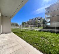 NUERA︱NOVÝ RUŽINOV - kompletne zariadený 2-izbový apartmán so záhradou - Terasa s dláždenou podlahou a trávnik v 2-izbovom byte, Bratislava - Ružinov, Bajkalská.