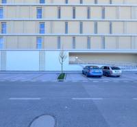 NUERA︱NOVÝ RUŽINOV - kompletne zariadený 2-izbový apartmán so záhradou - Parkovisko a budova pri Bajkalskej ulici v Bratislave - Ružinove.