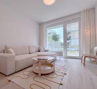 NUERA︱NOVÝ RUŽINOV - kompletne zariadený 2-izbový apartmán so záhradou - Obývacia izba v 2-izbovom byte s pohodlnou sedačkou a podlahou s dreveným dekorom.