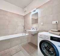 NUERA︱NOVÝ RUŽINOV - kompletne zariadený 2-izbový apartmán so záhradou - Kúpeľňa v 2-izbovom byte s vaňou, umývadlom a práčkou.