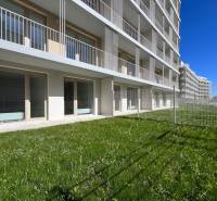 NUERA︱NOVÝ RUŽINOV - kompletne zariadený 2-izbový apartmán so záhradou - Exteriér novostavby na Bajkalskej v Bratislave - Ružinove s priľahlou trávnatou plochou.