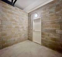 NUERA︱NOVÝ RUŽINOV - kompletne zariadený 2-izbový apartmán so záhradou - Pivničná miestnosť so svetlou stenou a bielymi dverami.