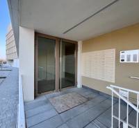 NUERA︱NOVÝ RUŽINOV - kompletne zariadený 2-izbový apartmán so záhradou - Vchod so schránkami na Bajkalskej ulici v Bratislave - Ružinove.