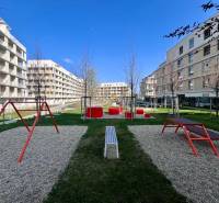 NUERA︱NOVÝ RUŽINOV - kompletne zariadený 2-izbový apartmán so záhradou - Detské ihrisko medzi bytovými domami na Bajkalskej v Bratislave - Ružinove.