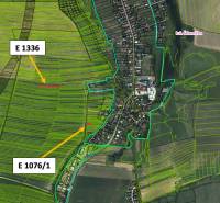 Ludrová – 4.170 m2 ORNÁ PÔDA 1/1  - Letecký pohľad na poľnohospodárske a lesné pozemky v Ludrovej s vyznačenými parcelami.