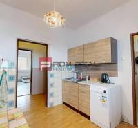 Rodinný dom Slovenský Grob, podpivničený, podkrovie, záhrada - Kuchyňa v rodinnom dome s podlahou s dreveným dekorom a kuchynskou linkou.
