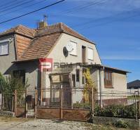 Rodinný dom Slovenský Grob, podpivničený, podkrovie, záhrada - Rodinný dom na Chorvátskej v Slovenskom Grobe s tradičnou strešnou krytinou, satelitom.