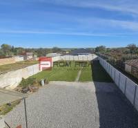 Pekný pozemok 830 m2 v Slovenskom Grobe so starším domom - Záhrada rodinného domu na Chorvátskej ulici v Slovenskom Grobe, obkolesená múrom.