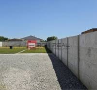 Pekný pozemok 830 m2 v Slovenskom Grobe so starším domom - Štrková cesta a trávnik pri rodinnom dome na Chorvátskej ulici v Slovenskom Grobe.