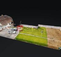 Pekný pozemok 830 m2 v Slovenskom Grobe so starším domom - Rodinný dom s parkovacími miestami a oplotenou záhradou na Chorvátskej ulici, Slovenský Grob, Pozemky - bývanie.