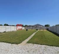 Pekný pozemok 830 m2 v Slovenskom Grobe so starším domom - Záhrada s trávnikom a štrkovým povrchom pri rodinnom dome na Chorvátskej ulici v Slovenskom Grobe.