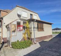 Pekný pozemok 830 m2 v Slovenskom Grobe so starším domom - Rodinný dom na Chorvátskej ulici v Slovenskom Grobe, vhodný pre Pozemky - bývanie.