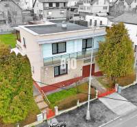 MARTIN-STRÁNE 5 izbový rodinný dom na predaj - Rodinný dom v Martine s rovnou strechou, záhrada a okolité domy.