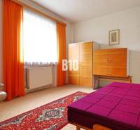 MARTIN-STRÁNE 5 izbový rodinný dom na predaj - Izba s kobercovou podlahou, krémovým kreslom, farebnou posteľou a skriňou v rodinnom dome.