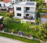 MARTIN-STRÁNE 5 izbový rodinný dom na predaj - Rodinný dom v Martine s upravenou záhradou, altánkom a solárnymi panelmi na streche.