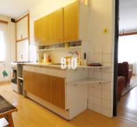 MARTIN-STRÁNE 5 izbový rodinný dom na predaj - Kuchyňa v rodinnom dome s podlahou s dreveným dekorom prepojená s obývacou izbou.