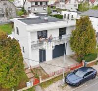 MARTIN-STRÁNE 5 izbový rodinný dom na predaj - Rodinný dom v Martine s balkónom, garážou a okolitou zeleňou.