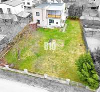 MARTIN-STRÁNE 5 izbový rodinný dom na predaj - Rodinný dom v Martine so záhradou a stromami, obklopený plotom pre súkromie.