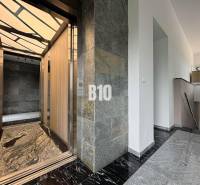 Posledný voľný APARTMÁN na kľúč - Rajecké Teplice - Vstupný priestor a výťah v 2-izbovom byte s mramorovou podlahou a moderným osvetlením.