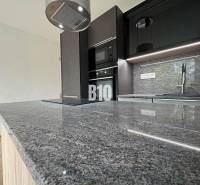 Posledný voľný APARTMÁN na kľúč - Rajecké Teplice - Kuchyňa v 2-izbovom byte s mramorovou doskou a moderným vybavením.