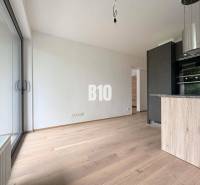 Posledný voľný APARTMÁN na kľúč - Rajecké Teplice - Svetlý interiér 2-izbového bytu s veľkými oknami a drevenou podlahou.