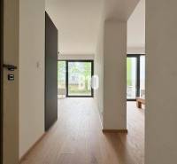 Posledný voľný APARTMÁN na kľúč - Rajecké Teplice - Svetlý interiér dvojizbového bytu s drevenou podlahou a veľkými oknami.