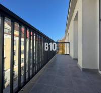 Sad na Studničkách - 2 izbový byt 60m2 - Balkón s výhľadom na budovy v Žiline, vhodný pre 2-izbový byt.