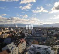 Sad na Studničkách - 2 izbový byt 60m2 - Mesto Žilina s panorámou, bytové domy a priemyselná zóna v popredí.