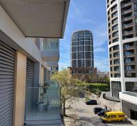 Prenájom 1-izbový byt s balkónom, METROPOLIS, Bratislava- Staré Mesto - Pohľad z balkóna na moderné budovy na ulici Bottova v Bratislave - Starom Meste.