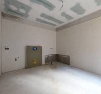 Rodinné sídlo s pozemokom 7919m2 | Jedľové Kostoľany - Prázdna miestnosť v rodinnom dome s bielymi stenami a podlaha s dreveným dekorom.
