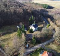 Rodinné sídlo s pozemokom 7919m2 | Jedľové Kostoľany - Letecký pohľad na rodinný dom v Jedľových Kostoľanoch obklopený lesmi a prírodou.
