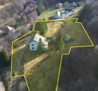Rodinné sídlo s pozemokom 7919m2 | Jedľové Kostoľany - Letecký pohľad na rodinný dom v Jedľových Kostoľanoch, obklopený prírodou a cestou.