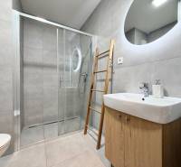 Na predaj 2-izbový byt v novostavbe s parkingom, Na pažiti, Trenčín - Kúpeľňa v 2-izbovom byte s veľkým sprchovacím kútom a okrúhlym zrkadlom.