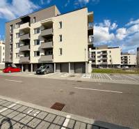 Na predaj 2-izbový byt v novostavbe s parkingom, Na pažiti, Trenčín - Veľký bytový dom s parkovaním na ulici Na pažiti v Trenčíne ponúka 2-izbové byty.