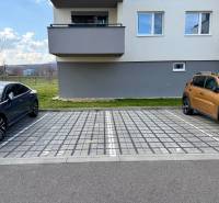 Na predaj 2-izbový byt v novostavbe s parkingom, Na pažiti, Trenčín - Parkovisko pred 2-izbovým bytom na ulici Na pažiti v Trenčíne s dvomi autami.
