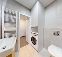 Na predaj 2-izbový byt v novostavbe s parkingom, Na pažiti, Trenčín - Kúpeľňa v 2-izbovom byte s práčkou, umývadlom a toaletou.