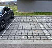 Na predaj 2-izbový byt v novostavbe s parkingom, Na pažiti, Trenčín - Parkovisko so zaparkovaným autom na ulici Na pažiti v Trenčíne.