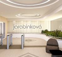 Kancelárie na prenájom: od 20m2 | Jarabinková ulica - Recepcia v kanceláriách s turniketmi, sedacími súpravami a dreveným dekorom na stene.