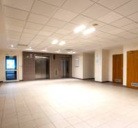 Kancelárie na prenájom - od 20m2 | Jarabinková ulica - Kancelárie s výťahom a bielym stropom, dlažbou na podlahe, drevené dvere.