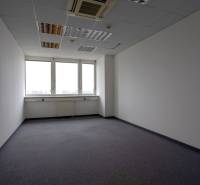 Kancelárie na prenájom - od 20m2 | Jarabinková ulica - Priestor kancelárie s veľkými oknami a bielym podhľadom.