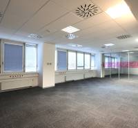Kancelárie na prenájom - od 20m2 | Jarabinková ulica - Prázdne kancelárie s kobercom a veľkými oknami, klimatizácia v podhľade.